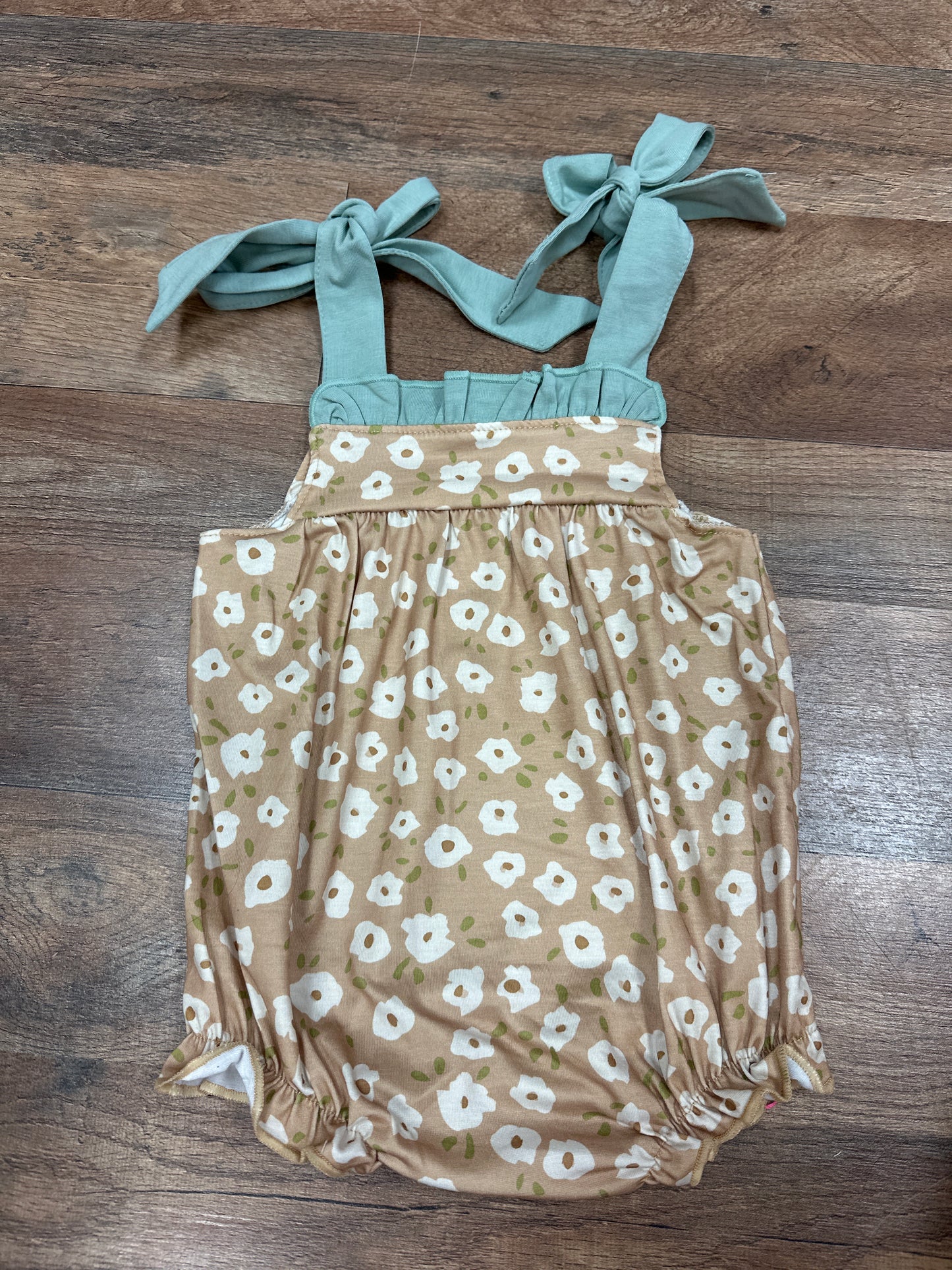 Tan floral ruffle tie bubble