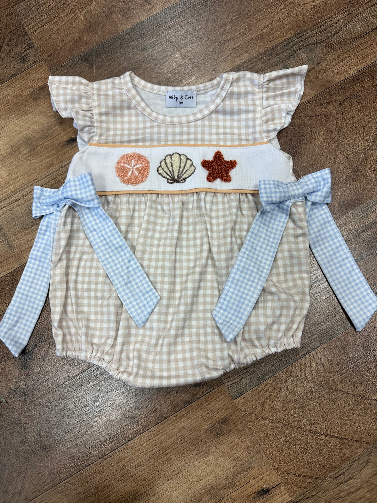 Tan gingham seashell bow bubble