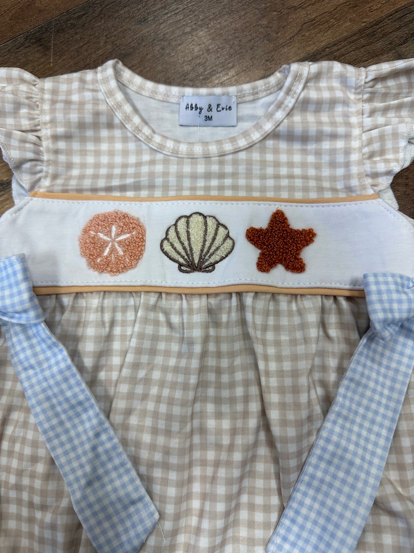 Tan gingham seashell bow bubble